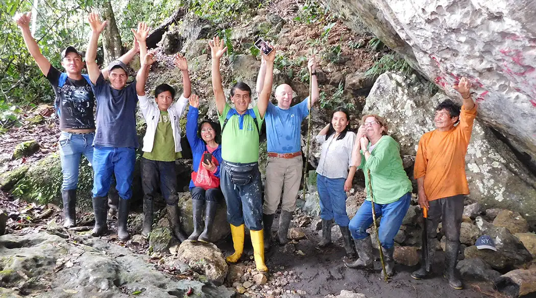 Caminata en la selva hacia la Cueva de los Tayos