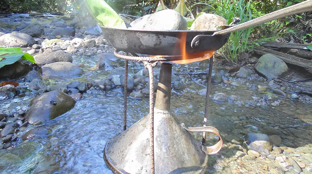 Cocina sobre el agua usando gas metano natural