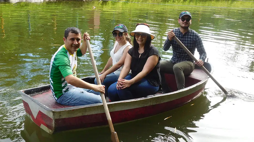 Peces y tilapias en la laguna