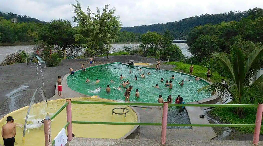Piscina pequeña con tobogán